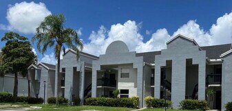 405 SW 113th Way in Pembroke Pines, FL - Building Photo