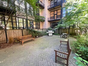 226 N Clinton St, Unit 608 in Chicago, IL - Foto de edificio - Building Photo