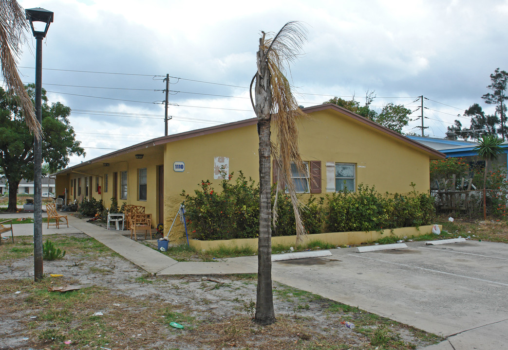 1114-1110 N F St in Lake Worth, FL - Building Photo