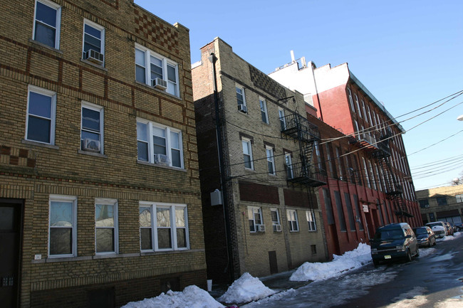 19 Louisa St in Passaic, NJ - Foto de edificio - Building Photo