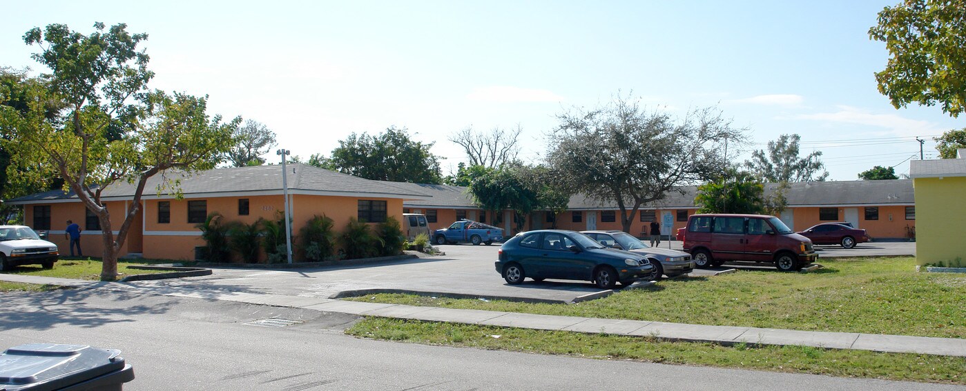 2462 Pierce St in Hollywood, FL - Foto de edificio