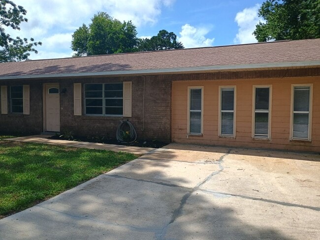 27262 Dale Ave in Brooksville, FL - Building Photo - Building Photo