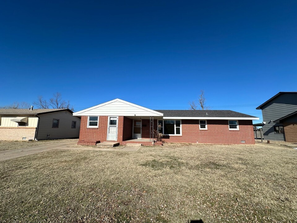 3112 24th St in Great Bend, KS - Foto de edificio