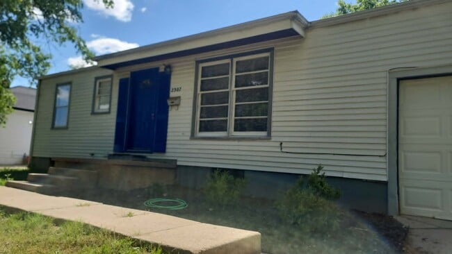 2307 S Broadview St in Wichita, KS - Building Photo - Building Photo