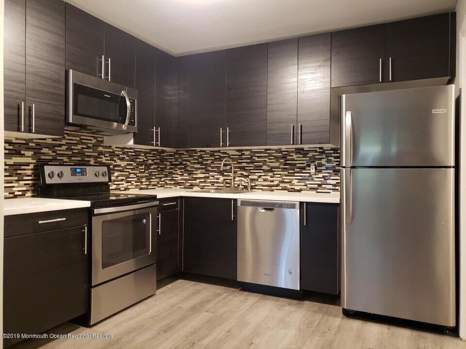 136 Amberly Dr, Unit 136 amberley dr in Manalapan, NJ - Foto de edificio