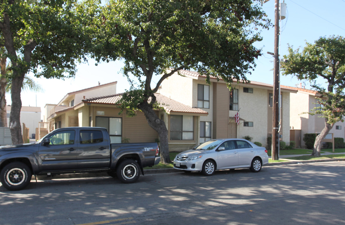 1711 Huntington St in Huntington Beach, CA - Foto de edificio