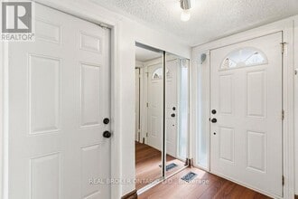 3205 Uplands Dr in Ottawa, ON - Building Photo - Building Photo