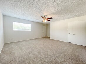 443 N Post Oak Ln in Houston, TX - Building Photo - Building Photo