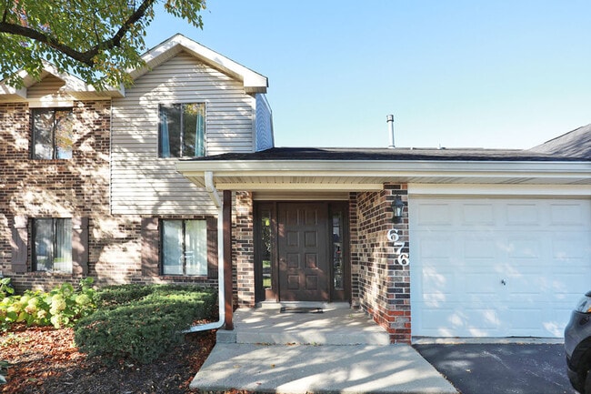 676 Cross Creek Dr N in Roselle, IL - Foto de edificio - Building Photo