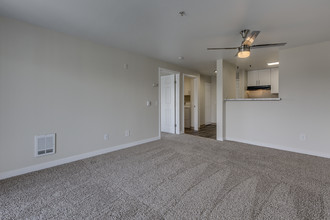 Camelot Apartment Homes in Everett, WA - Building Photo - Building Photo