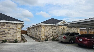 2809 E Israel Ave in Alton, TX - Foto de edificio - Building Photo