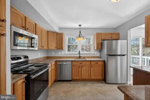 5808 Bunker Woods Ln in Burke, VA - Building Photo