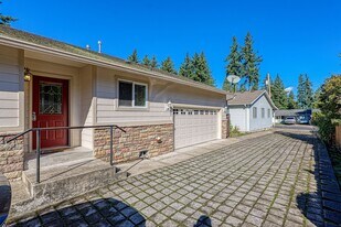 17138-17146 NE Oregon St in Portland, OR - Building Photo