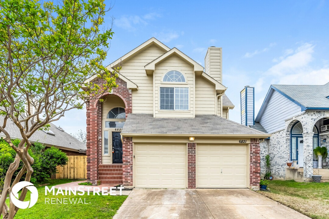 6821 Driffield Cir W in North Richland Hills, TX - Foto de edificio