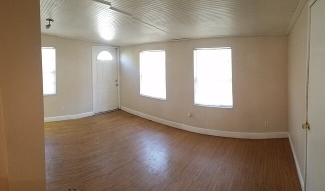4190 NW 11th Ave in Oakland Park, FL - Building Photo - Building Photo