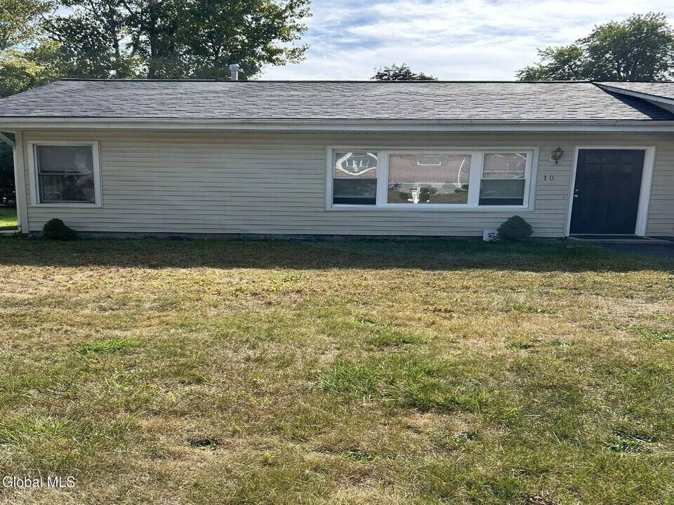10 Grove Pl in Albany, NY - Building Photo