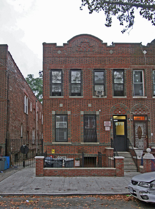 670 Watkins St in Brooklyn, NY - Foto de edificio