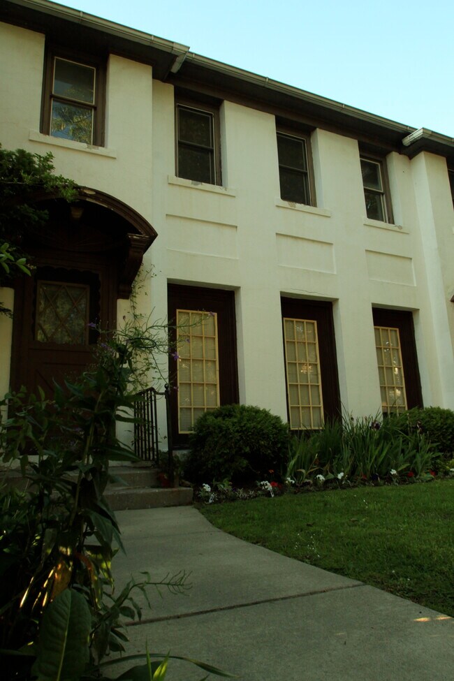 608 Elmwood Ave, Unit #211-C in Buffalo, NY - Foto de edificio - Building Photo