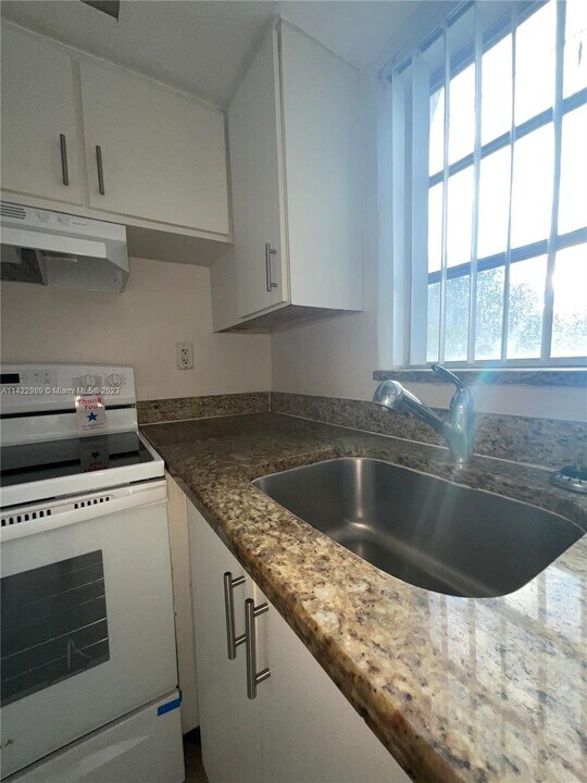 11625 Canal Dr, Unit 18 in Miami, FL - Building Photo