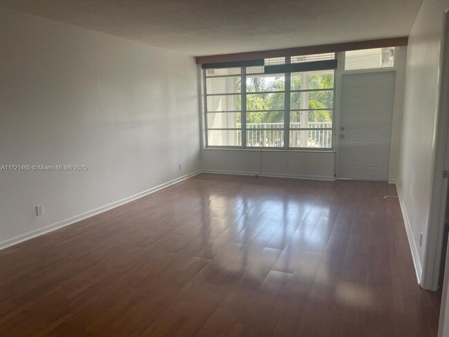 3181 S Ocean Dr in Hallandale Beach, FL - Building Photo - Building Photo