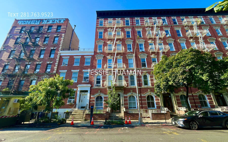 26 King St in New York, NY - Building Photo