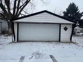 17399 12 Mile Rd in Roseville, MI - Building Photo - Building Photo