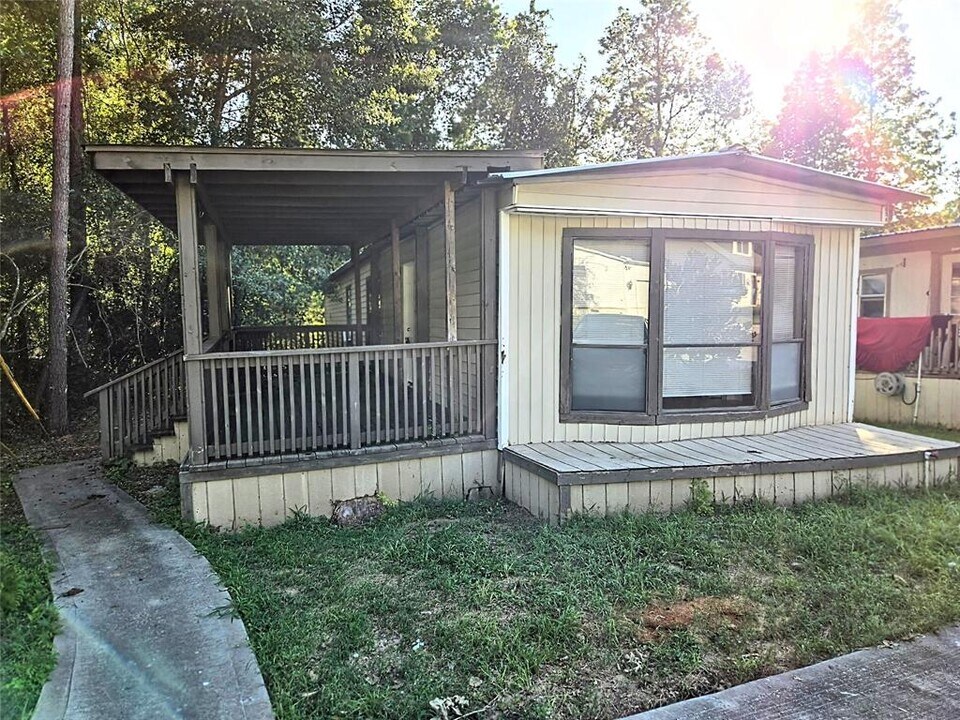 858 Queenswood St in Montgomery, TX - Building Photo