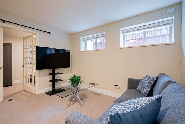 1600 Ross Rd in North Vancouver, BC - Building Photo - Building Photo
