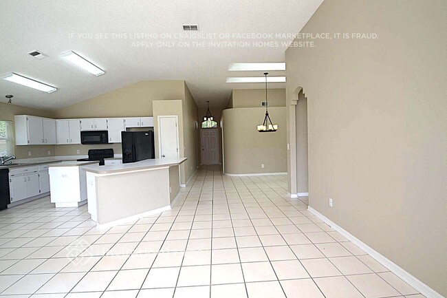 5902 Azure Dr in Wesley Chapel, FL - Foto de edificio - Building Photo