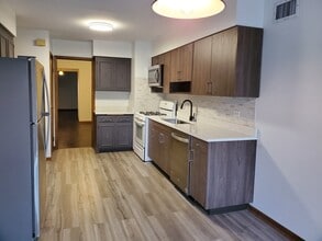 9324 S Roberts Rd, Unit 2S in Hickory Hills, IL - Building Photo - Building Photo