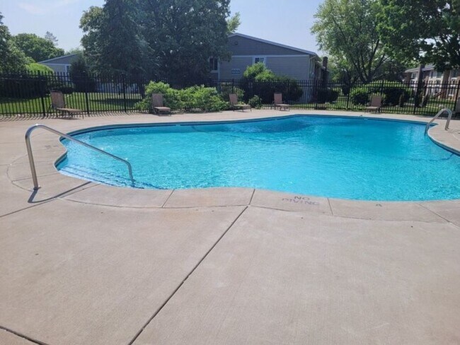 1200 Light Road, Unit Unit 112 in Oswego, IL - Building Photo - Building Photo
