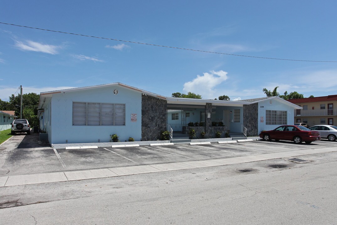 Madison Apartments in Hollywood, FL - Building Photo