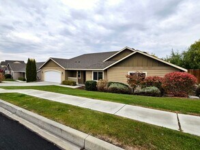 474 Charbonneau Dr in Richland, WA - Building Photo - Building Photo