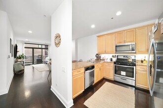 33 W Huron St in Chicago, IL - Building Photo - Building Photo