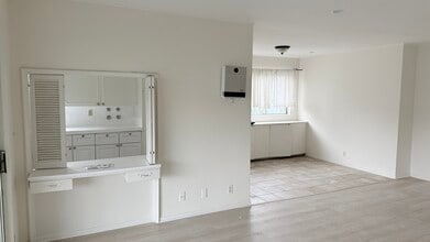 7617 De Longpre Ave, Unit 8 in West Hollywood, CA - Building Photo - Building Photo