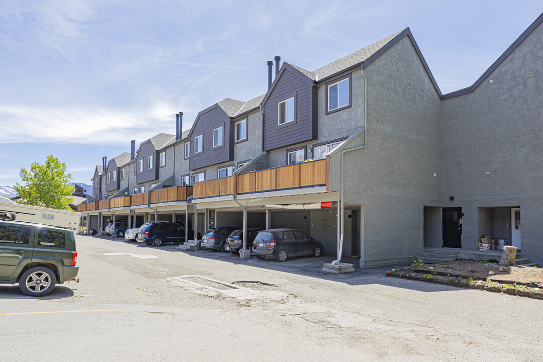 1119 Railway Av in Canmore, AB - Building Photo