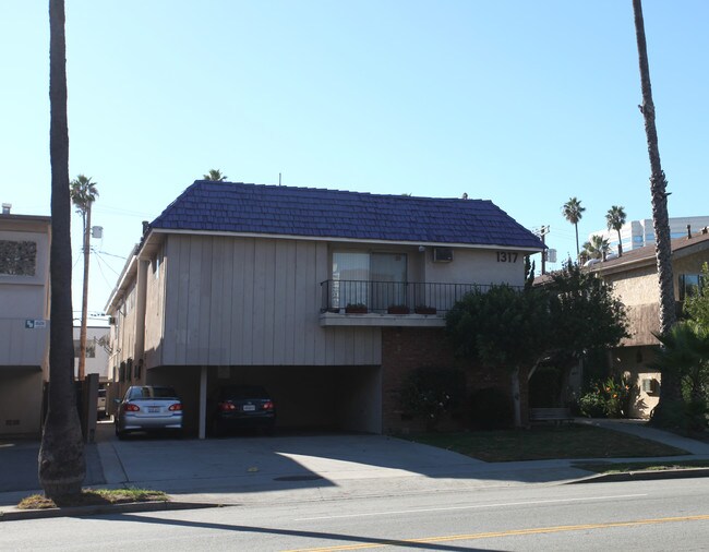 1317 S Bundy Dr in Los Angeles, CA - Foto de edificio - Building Photo