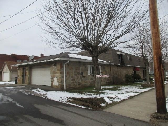 318 Main St in Wampum, PA - Foto de edificio - Building Photo