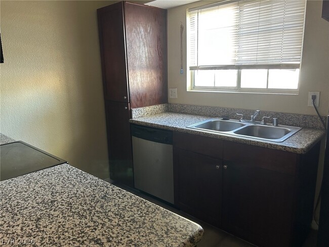 2750 S Durango Dr in Las Vegas, NV - Building Photo - Building Photo