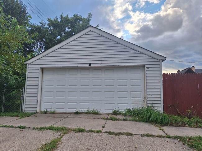 20948 Ridgemont Rd in Harper Woods, MI - Foto de edificio - Building Photo