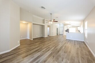 10016 W Gross Ave in Tolleson, AZ - Foto de edificio - Building Photo