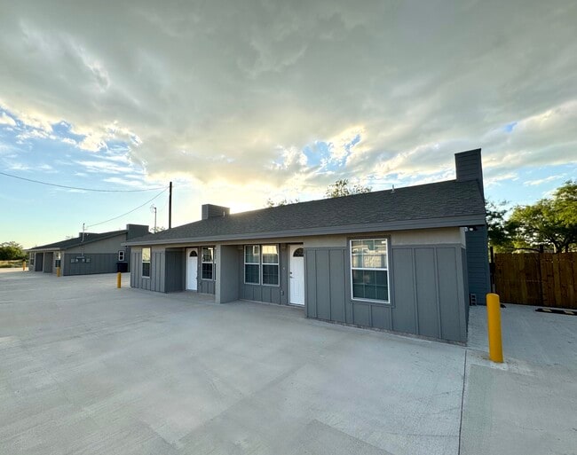 97 N County Rd 253, Unit 2 in Eagle Pass, TX - Foto de edificio - Building Photo