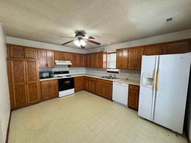 1006 Foxridge Dr in Warrensburg, MO - Building Photo - Building Photo