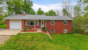3205 Pioneer Dr in Columbia, MO - Building Photo
