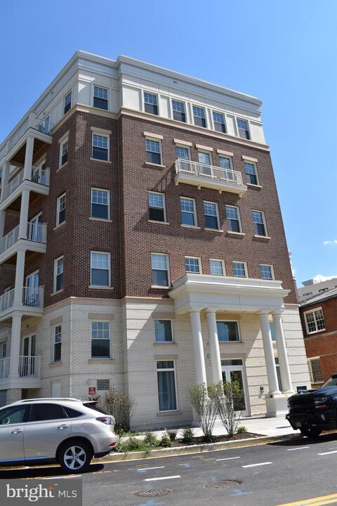 6803 Cameron Dr NW in Washington, DC - Building Photo