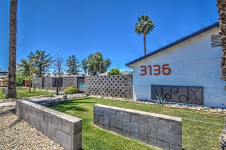 Wells Apartments in Phoenix, AZ - Foto de edificio - Building Photo