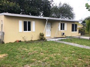 1311 Chateau Park Dr in Fort Lauderdale, FL - Foto de edificio - Building Photo