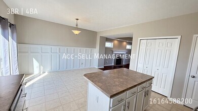2125 Orchard Ridge Dr NW in Grand Rapids, MI - Building Photo - Building Photo