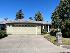 2614 NE Rosemary Dr in Bend, OR - Building Photo