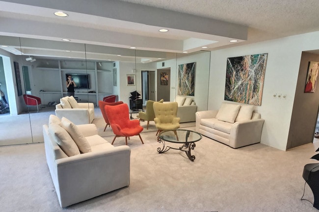 property at 3900 Oaks Clubhouse Dr